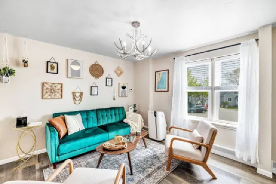 Charming Hideaway Near Vineyards and Beach - Cozy and Inviting