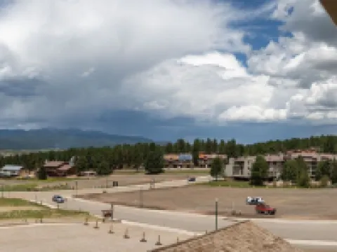 Family-Friendly Condo-1 Minute Walk to AF Lifts, Equipment Rental, Restaurants Hotels in Angel Fire