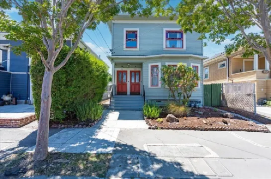 Charming top floor duplex with garden-patio.