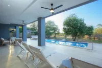 Giraffe Oasis - Kruger Luxury Family Villa: 5-BRs WiFi & AC in Marloth Park