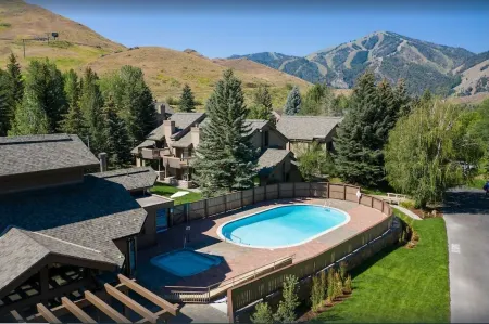 2br+loft Townhome @ base of Dollar Mtn. ski area; hot tub & pool