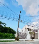 Beautiful 3 Bed Townhome in Gated Community in La Ceiba with Pool, WiFi, AC فنادق في 