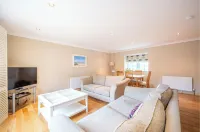 10mins to St Andrews & Dundee. 5mins to Tentsmuir Forest and beach. Hotels in Leuchars