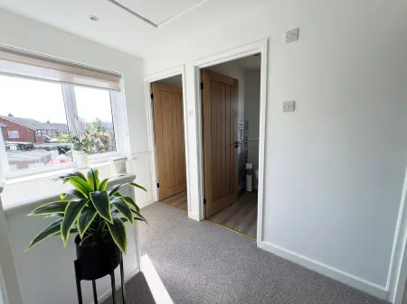 Modern 3-Bed Home in Yeovil with Free Private Parking Wi-Fi & Garden