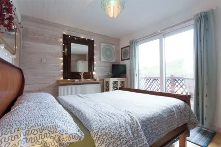 Waters edge boathouse Rudyard lake short breaks kayaks fishing hottub