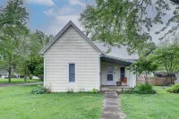Cozy Carterville Home: 3 Mi to Crab Orchard Lake! - 2-Star