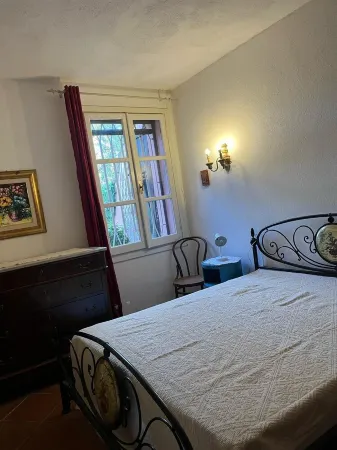 Villa, direct access to the sea, with exclusive 2000sqm park, 3 bedrooms, 2 bathrooms. Отели рядом с достопримечательностью «Parco pubblico con giochi per i bambini»