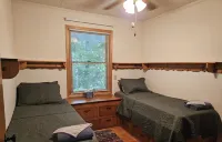 Cozy cottage with stunning lake & mountain viewsNo lake access