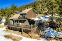 Deluxe Rental Cabin with Private Hot Tub in Wilderness of Evergreen, Colorado