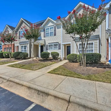 Cozy Greensboro Townhome ~ 7 Mi to Unc Campus