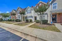Cozy Greensboro Townhome ~ 7 Mi to Unc Campus