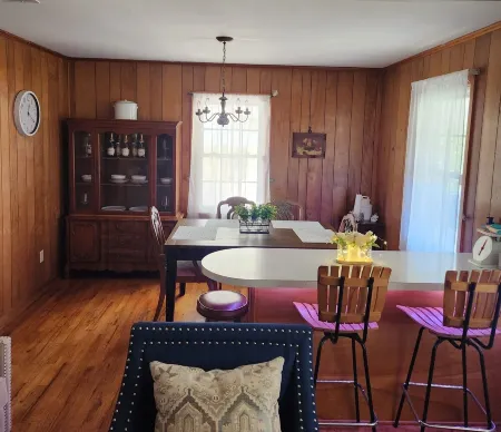 Escape to this cozy 3-bedroom cottage nestled in the heart of Sylvester. Отели в г. Силвестер