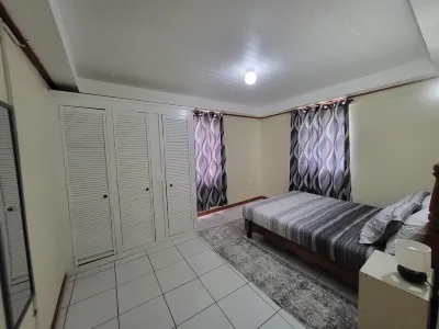 Fully furnished 3BR home in Sylvania with Wi-Fi, AC, kitchen & serene views.  호텔