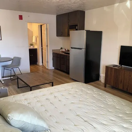 1-bedroom suite on 1st Fl. in Green River with AC, WiFi, a kitchen and laundry.