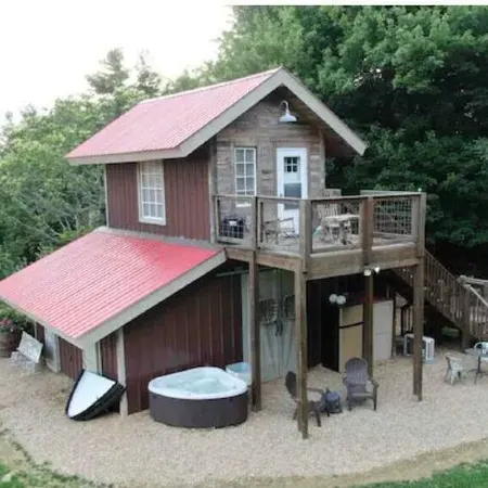 LINVILLE MOUNTAIN BARN LOFT on WEDDING VENUE, Hot Tub, FARM,close to attractions