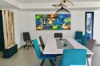 Modern Villa with Pool & Vineyard Views – Heart of Provence Các khách sạn ở Le Puy-Sainte-Reparade