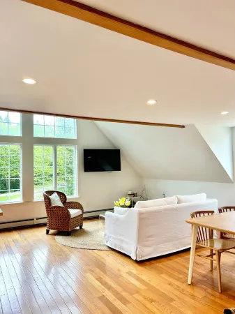 Sun-lit, 2 Bedroom Guest cottage on 27 Acres in Freeport