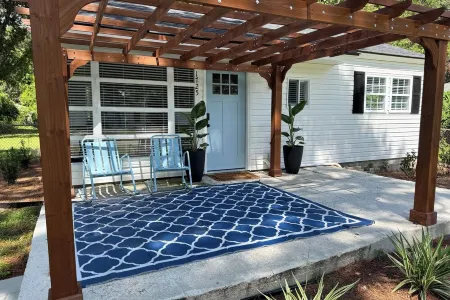 Clean 2 BR - 5 minutes to PI + Beach - Coffee, Blackstone, and Pergola - NEW! Отели рядом с достопримечательностью «Парк Лайв Окс»