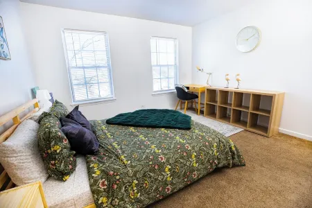 Serene 5-Bedroom Retreat, Oswego