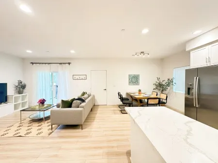 Cozy 2-bedroom apt West University Health Sciences Pomona Отели в г. Помона