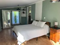 Charming 1-bedroom house surrounded by trees just outside tranquil Waldport Hotels in Waldport