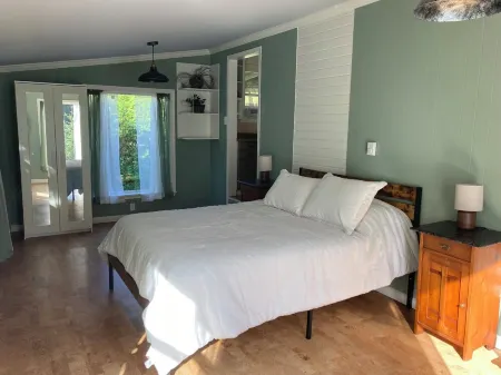 Charming 1-bedroom house surrounded by trees just outside tranquil Waldport Отели в г. Уолдпорт