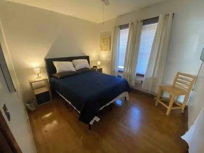 Smokers Preferred-Spacious 3-bedroom apartment with WiFi, AC in awesome Chicago Hotels near Midway International Airport