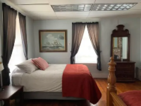 4-Bdrm 3 bath house in Grafton with large patio, WiFi and very walkable. Fun!!! 格拉夫頓酒店