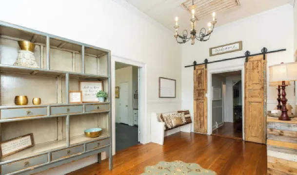 Oak River Company Farmhouse