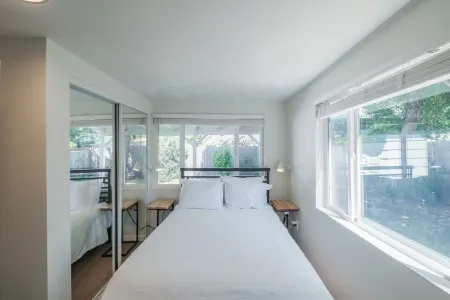 Open plan 3-bedroom house with AC, WiFi in charming Salem neighborhood