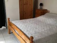 ARRADON, pleasant ground floor apartment - 10 minutes from the beach Hotels in Arradon