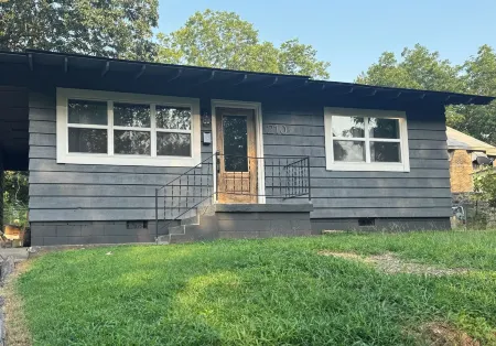 Cottage style home close to downtown and pet friendly