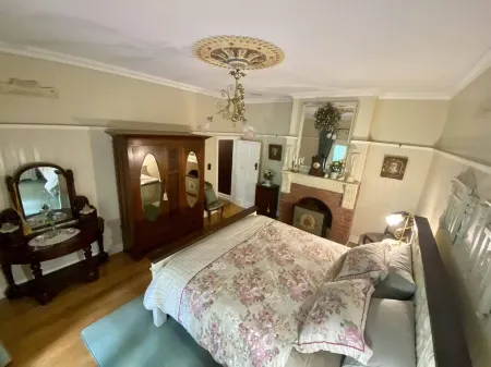 Modern comfort with old world charm. Отели в г. Уорбертон