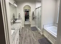 Recently Updated Home with outdoor grilling area and movie room Hotels in Glenpool