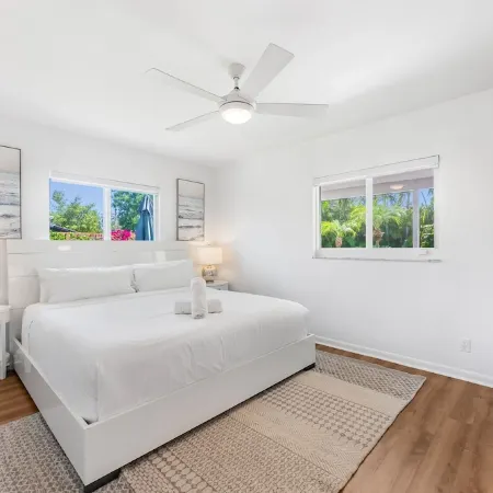 Magnificent Tropical House w/ Heated Pool near the Beach- Gorgeous Backyard- 3/2