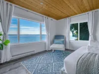 Vashon Modern Waterfront Retreat+Private Beach+BBQ+Firepit Hotels in Vashon