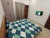 Emeralds – Modern, Spacious 2 BHK Flat with AC & WiFi ~ Near Lake & Golf Course Hotel in zona UAS DTU