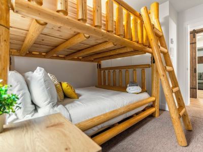 Rustic 4 Season Condo 2km to Ski Resort