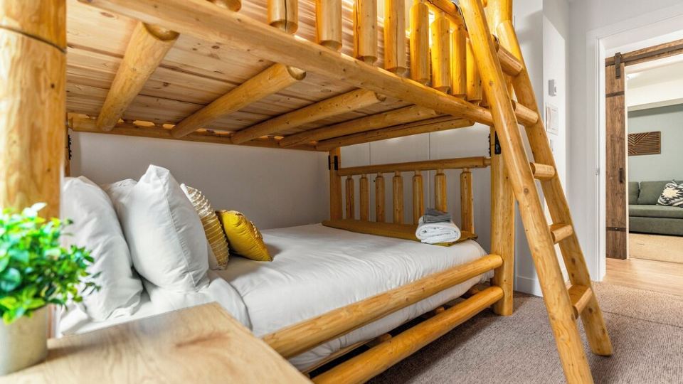 Rustic 4 Season Condo 2km to Ski Resort