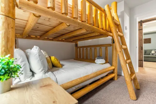 Rustic 4 Season Condo 2km to Ski Resort