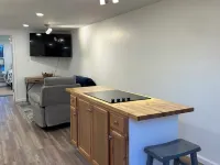 Riverside Retreat, a charming studio near Oakmont and Pittsburgh with WiFi, AC Hotels in Harmar Township