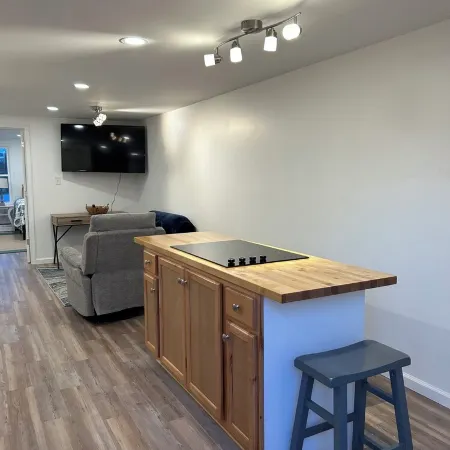 Riverside Retreat, a charming studio near Oakmont and Pittsburgh with WiFi, AC