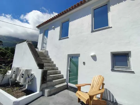 Casa dos Castanheiros - The White Cottage Отели в г. Prainha