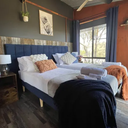 Sunstone - Awesome views in our modern and rustic off-grid eco 2 bed cabin!