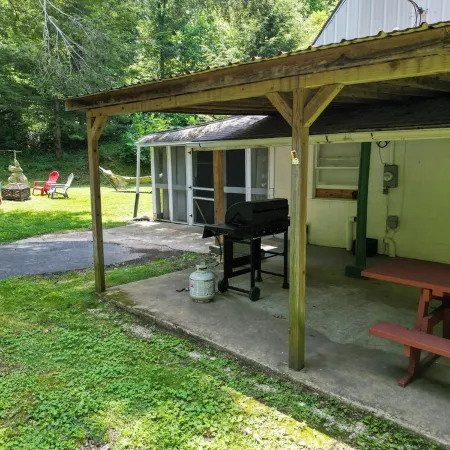 Charming 3-bedroom farmhouse with Hot Tub, WiFi and Fire Pit. Close to RRG