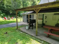 Charming 3-bedroom farmhouse with Hot Tub, WiFi and Fire Pit. Close to RRG