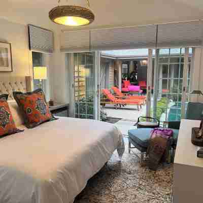 3BR secluded gem w/ pool, minutes to beaches/marinas, walk to town & restaurants Rooms