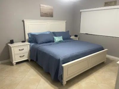 Hutchinson Island North Beachfront escape, walk to the ocean from unit back door Pepper Park Beach附近的飯店