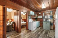 Rustic charm/Cozy comfort-1-bedroom cabin/Ozark view nestled by Bull Shoals Lake