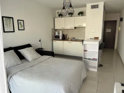 Fully equipped studio in the center of Cannes with swimming pool, large terrace and air conditioning Hotels in Prado - Republique